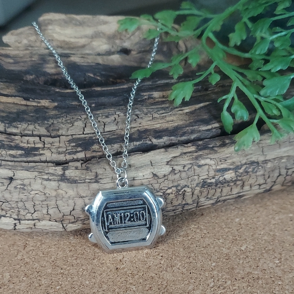 N990 Change # Silver Funky Retro Digital Clock Pendant Necklace